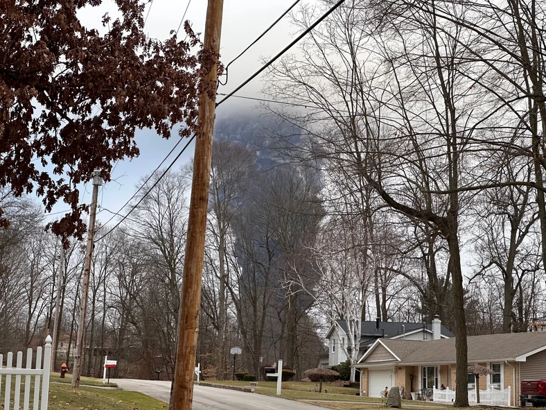 Kłęby dymu dymu nad Wschodnią Palestyną (Ohio)