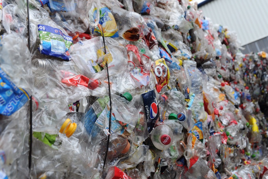  W 2030 roku recyklingowi ma być poddanych minimum 30 proc. wszystkich butelek plastikowych