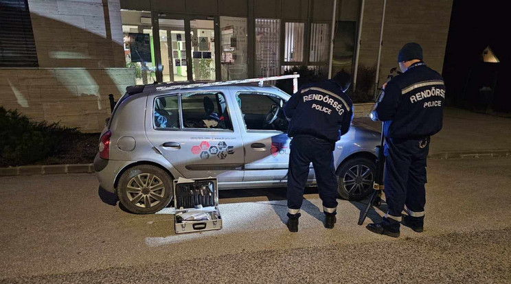 Rendőri intézkedés a biztonsági cég  összetört autója mellett, garázdaság miatt körözi a rendőrség a támadókat  Fotó: Blikk