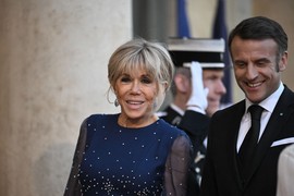 Brižit Makron prošetala u MINIĆU i svi su u šoku KAKVE NOGE ima u 72. GODINI: Na crtu joj stala DANSKA KRALJICA, za 2 dana imale 3 duela i evo koja je pobedila