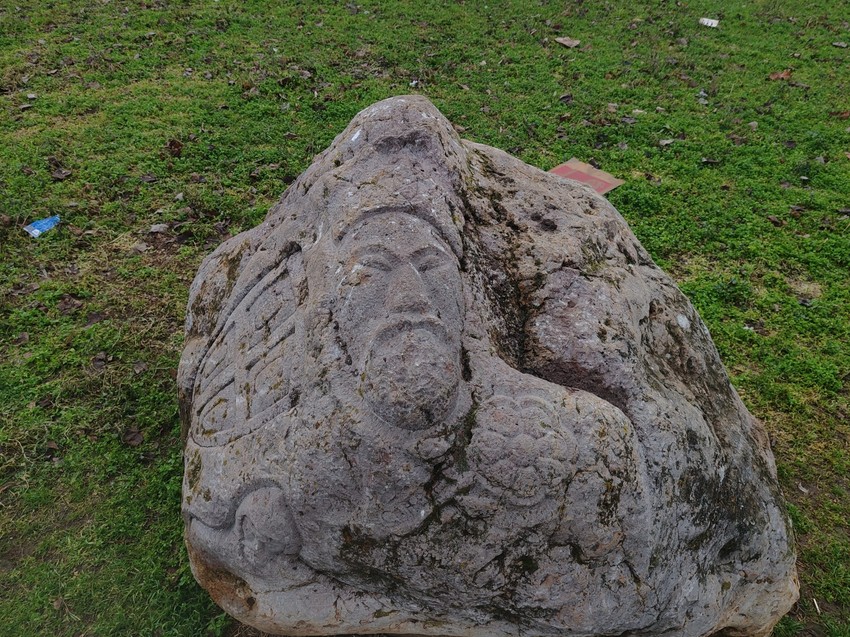 Misteriozni kamen u Bloku 44 na Novom Beogradu