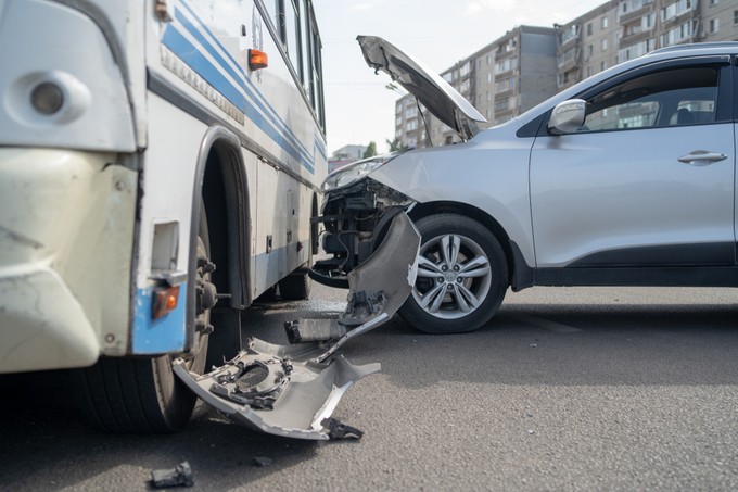 Halálos baleset: gyerekekkel teli kisbusznak csapódott egy autós