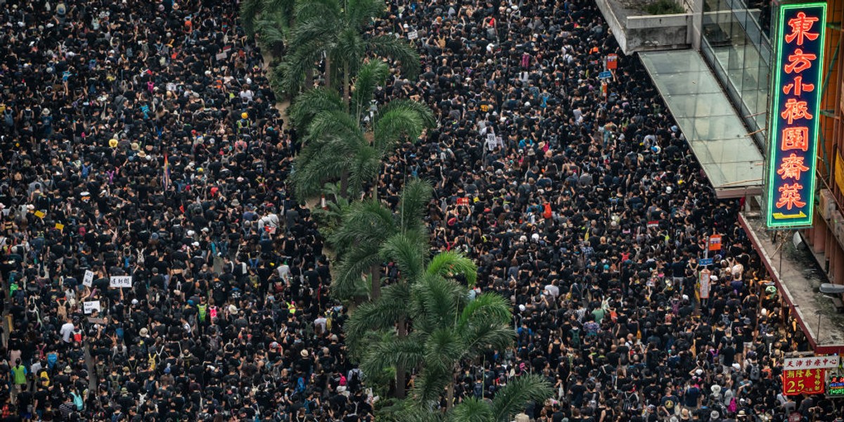 
Protestujący domagają się natychmiastowego wycofania projektu nowelizacji prawa ekstradycyjnego. Po olbrzymiej demonstracji z ubiegłej niedzieli władze zdecydowały o odłożeniu prac nad ustawą, ale nie całkowite jej wycofanie.