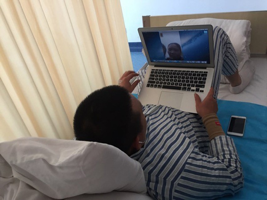 Fu Gui razgovara s majkom, koju nije video 27 godina