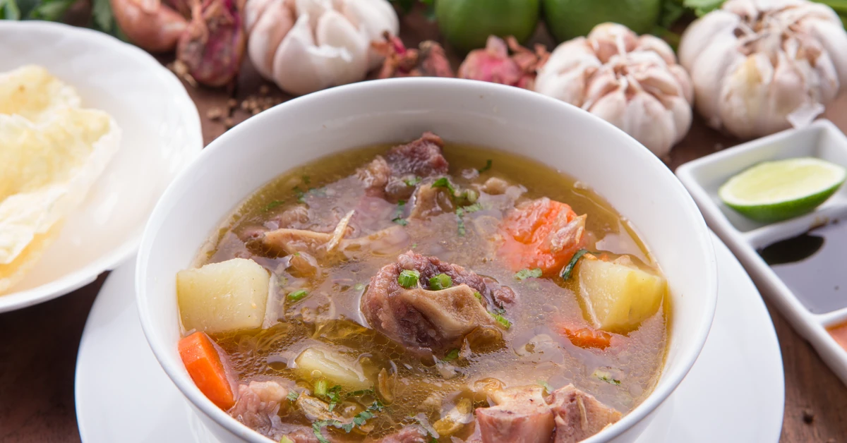 Zapomniany przysmak PRL, skarbnica kolagenu i eliksir młodości. Zupa jest przepyszna!