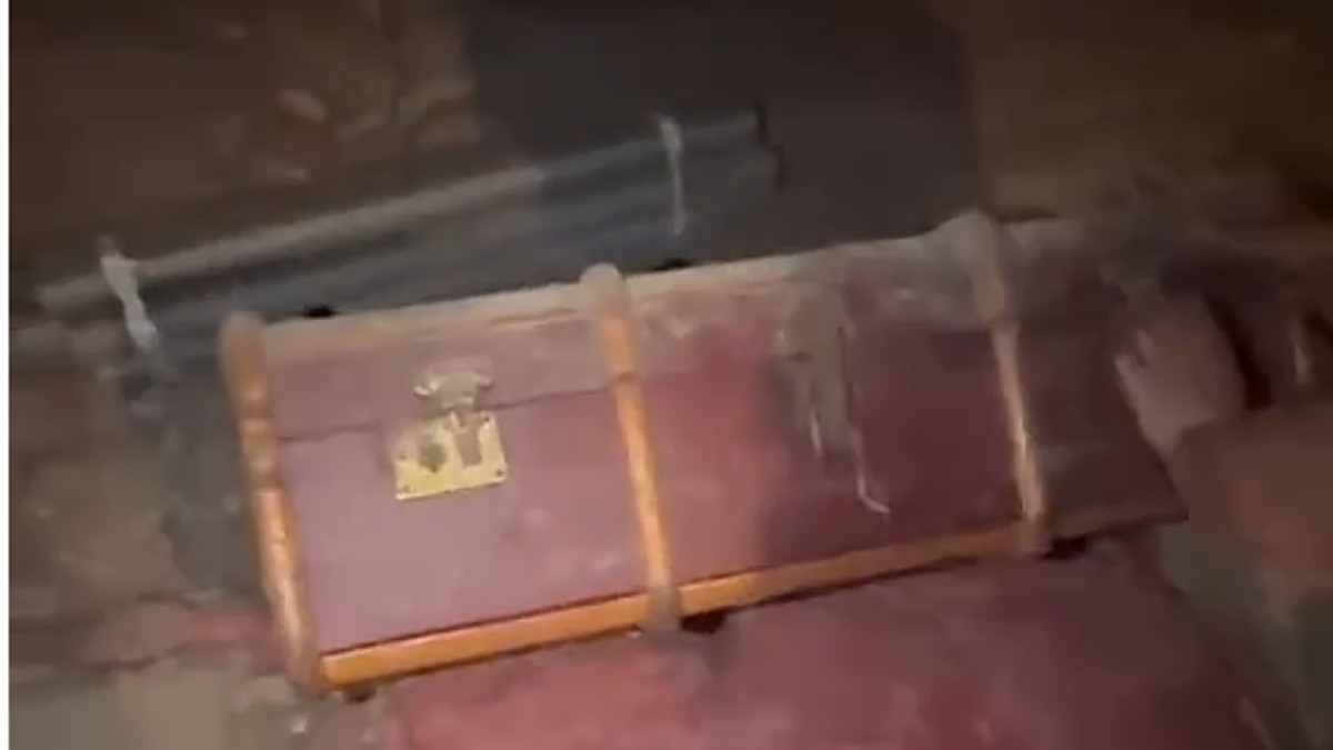 Kupili kuću staru skoro 100 godina i na tavanu pronašli stare kofere i predmete iz 1966.