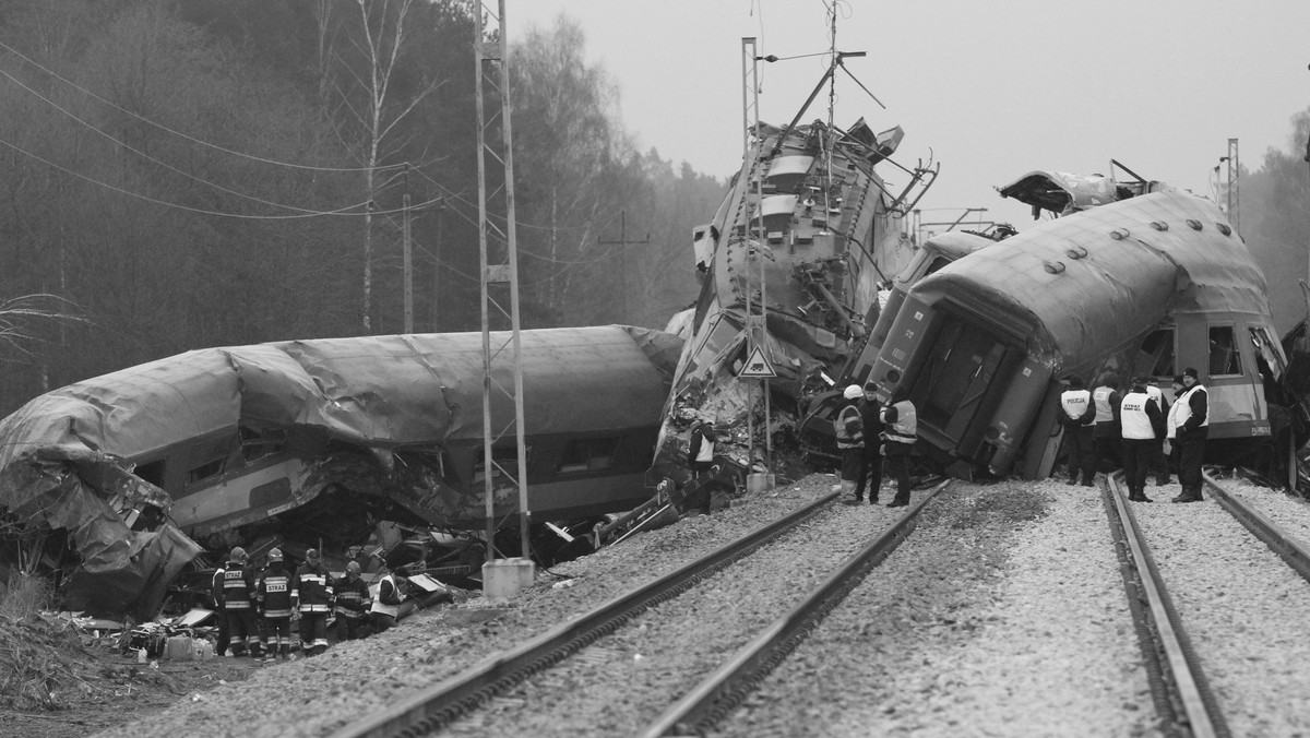 Ratownicy kontynuują przeszukiwanie miejsca sobotniej katastrofy kolejowej pod Szczekocinami. Według ostatnich informacji zginęło w niej 16 osób, a ponad 50 zostało rannych. Jak podają służby kryzysowe wojewody śląskiego, zidentyfikowano już 15 ciał.