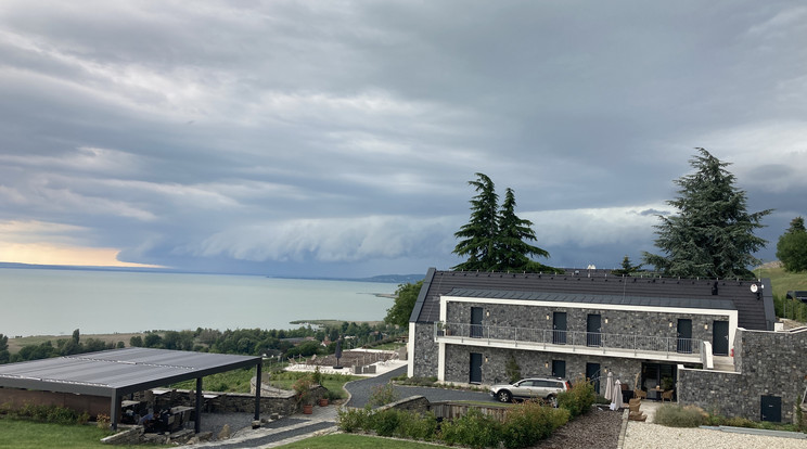 A bazaltkővel kirakott panziónak csodás panorá-mája van, és szinte mindig tele vendégekkel / Fotó: Pozsonyi Zita