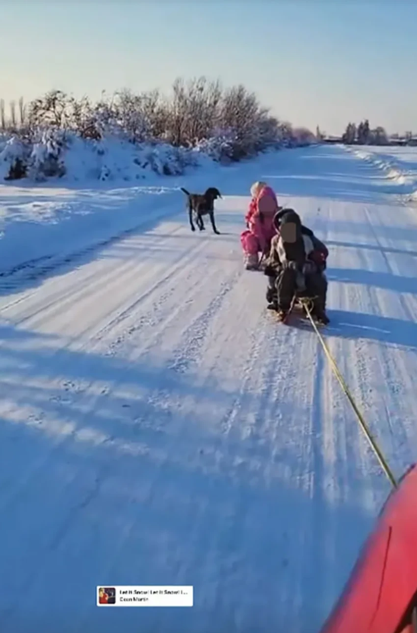 Darko Lazić sa decom na snegu