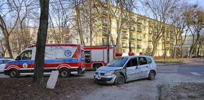 O krok od tragedii w Łodzi. Pijany kierowca z Ukrainy ściął autem latarnię i dachował