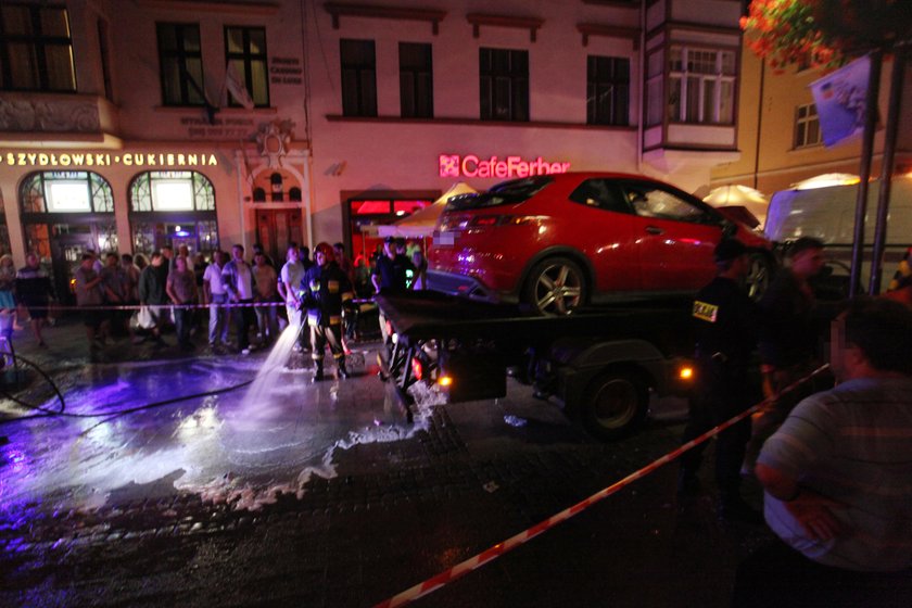 Policjanci zabierają auto szaleńca