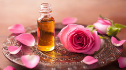 Olejek różany - właściwości, przeciwwskazania, działanie na skórę. Do jakiej cery stosować olejek różany?