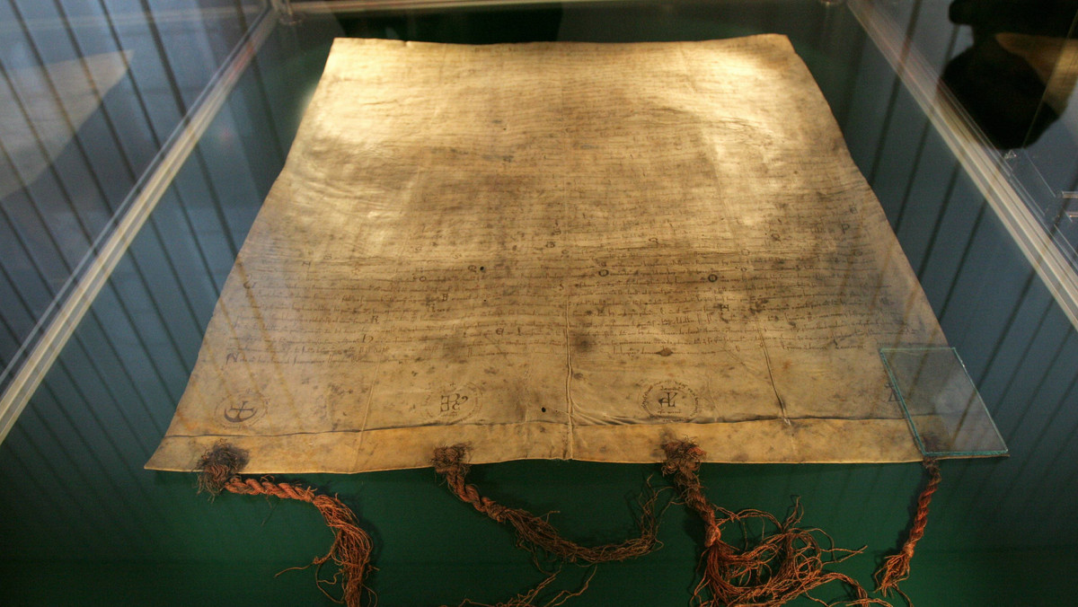 Pergaminy z pokojowymi traktatami toruńskimi z 1411 r. 1466 r., zawartymi przez Polskę z Krzyżakami, eksponowane są na wystawie otwartej we wtorek w Ratuszu Staromiejskim - Muzeum Okręgowym w Toruniu.