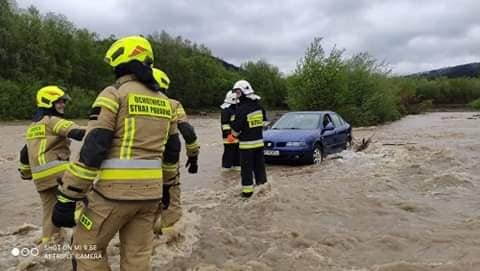 Woda porwała samochody w Śnietnicy