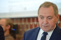 Kowalczyk: Podatek od sklepów zacznie obowiązywać najpóźniej od 1 września