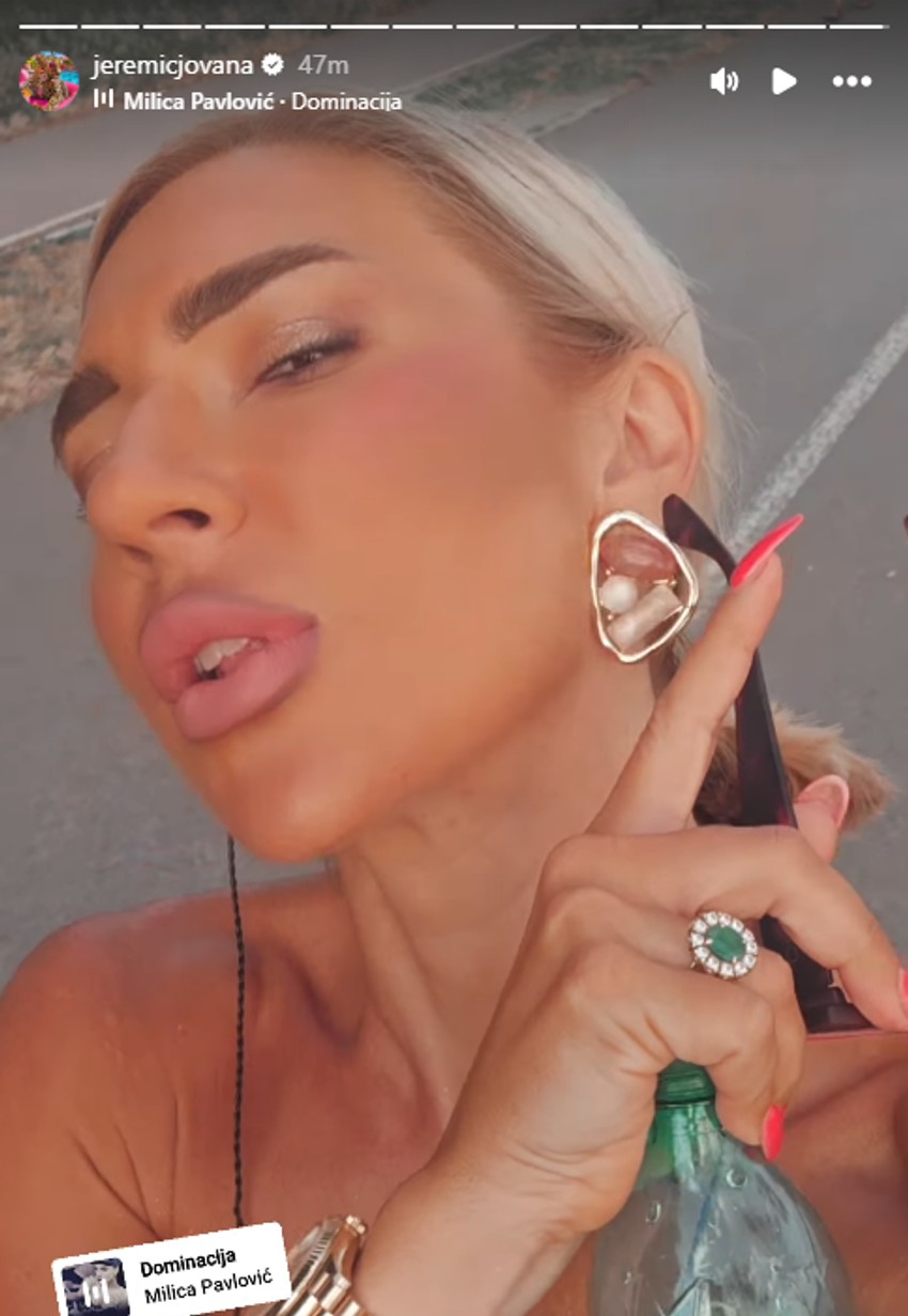 Jovana Jeremić u šortsu vozi rolere