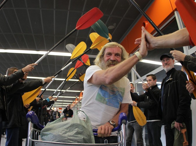 Powitanie na Okęciu Aleksandra Doby, pierwszego Polaka, który przepłynął kajakiem Ocean Atlantycki