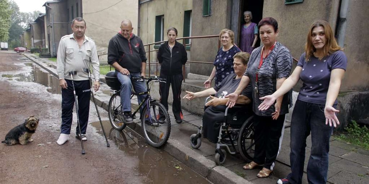 Ludzie toną w czerwonym szlamie