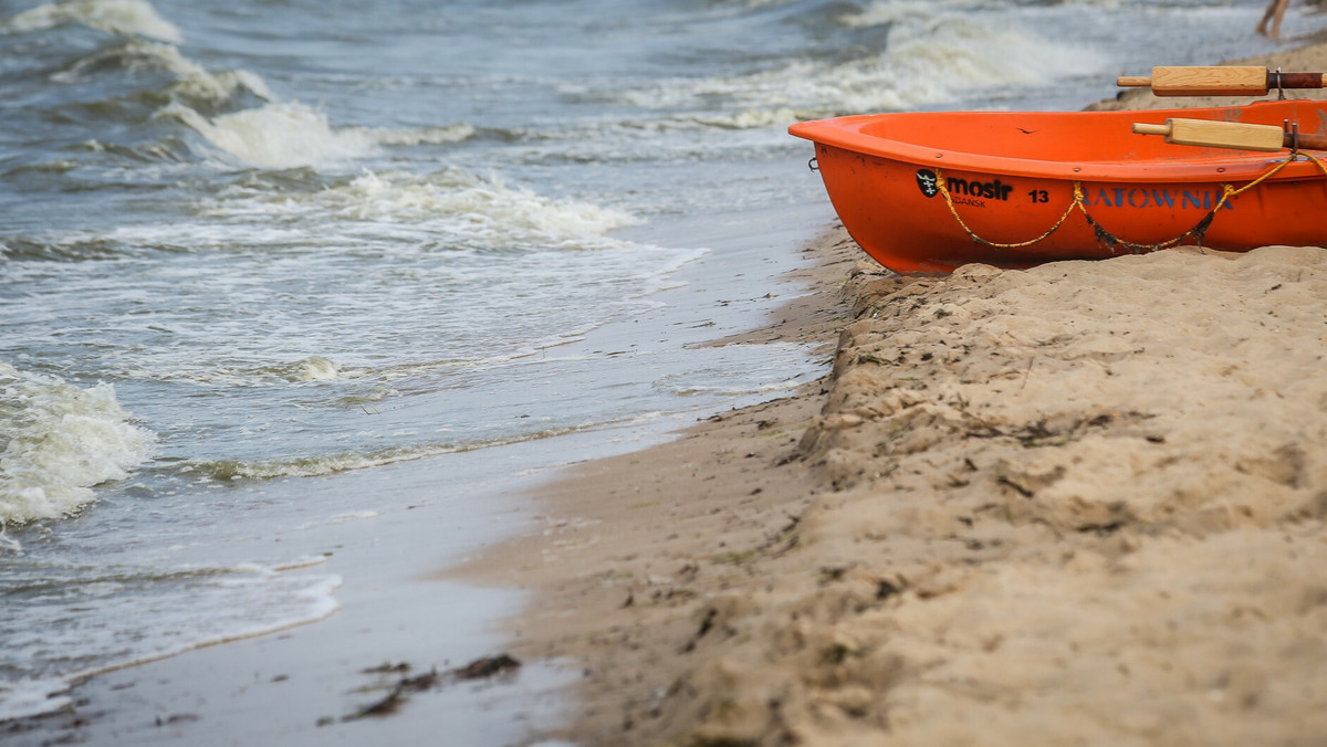 Trwają poszukiwania kobiety w morzu. Zostawiła na plaży różaniec i klucze