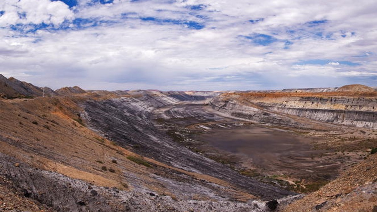 Dwiema wersjami projektu nowelizacji Prawa geologicznego i górniczego w piątek zajmie się komisja prawnicza. Tydzień później powinny być gotowe do przedstawienia na Radzie Ministrów. Rząd zdecyduje, czy wybrać wersję ministerstwa skarbu, czy ministerstwa środowiska. Różnią je kwestie związane z Narodowym Operatorem Kopalin Energetycznych.