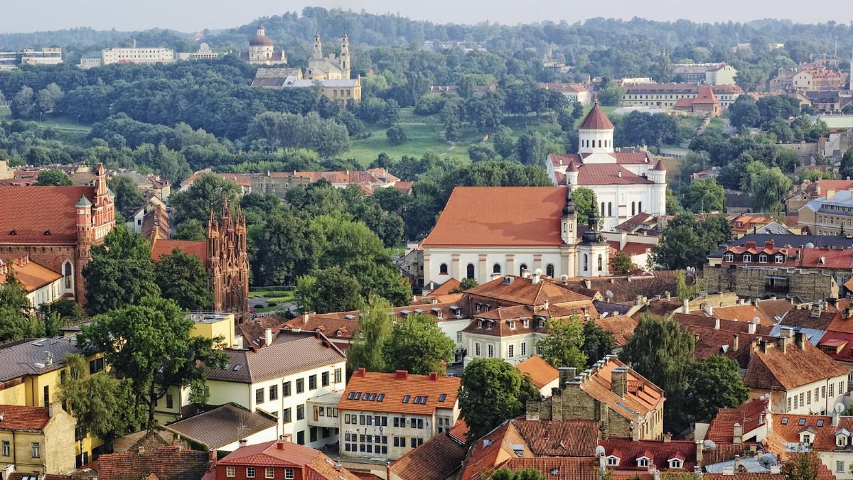 "Człowiek ma prawo czasami nie wiedzieć, czy ma obowiązki" – głosi 14 punkt Konstytucji Republiki Zarzecza. Nie tylko Wilno, którego dzielnicą jest urokliwe Zarzecze, ale i cały region litewskiej Dzukii wydaje się być stworzony po to, by zapomnieć o codziennych powinnościach. Już kilka dni wystarczy, aby odetchnąć wśród wielkiej zieloności przetykanej murami zachwycających miasteczek, odwiedzić tajemniczych Karaimów, a na koniec ukoić ciało dobroczynnym bursztynem.