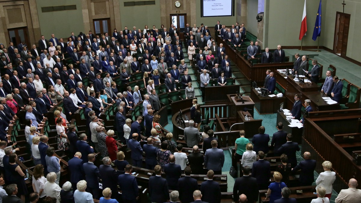 Sejm nie wysłucha informacji bieżącej w sprawie tzw. afery podsłuchowej, o co wnioskował klub Kukiz'15. W dzisiejszym głosowaniu więcej głosów padło za zgłoszonym przez klub PiS wnioskiem o informację nt. działań ministra środowiska na rzecz polskiej wsi i to ta informacja zostanie przedstawiona.