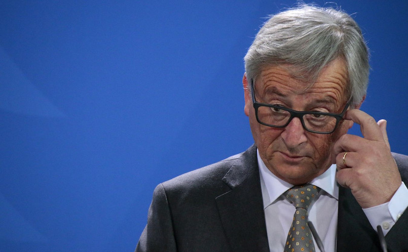 Bayer uważa, że Juncker powinien ponadto przeprosić za „zażyłe stosunki z Panem Alkoholem”, przez które dyskredytuje nie tylko samego siebie, ale i całą Unię. Po drugie zaś, „nie umie się zachować”: policzkuje albo całuje innych polityków, przekręca im krawaty, czym robi z siebie pośmiewisko, kompromitując własną osobę i swój urząd – pisze publicysta.