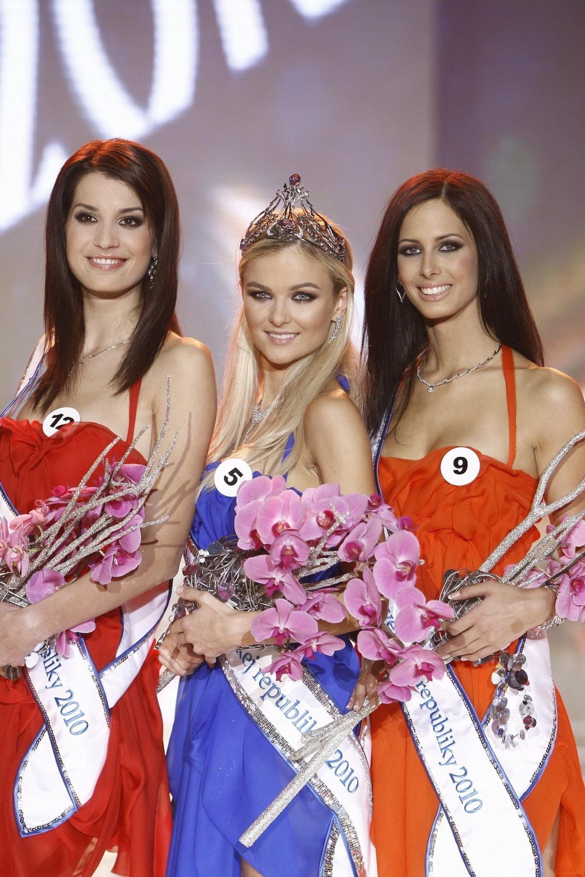 Hana Kiková (vpravo) v roku 2010 získala titul 2. Vicemiss Universe SR 2010. Spolu s ňou sa zo zisku korunky tešila Miss Universe SR 2010 Anna Amenová (v strede) a 1. Vicemiss Universe SR 2010 Timea Szabóová (vľavo).