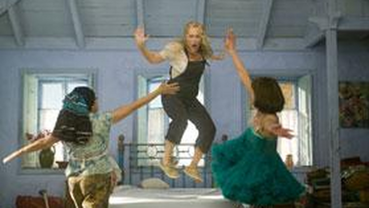Pomimo kontuzji nogi Julie Walters poradziła sobie z trudnymi scenami tanecznymi w nowym filmie "Mamma Mia!".