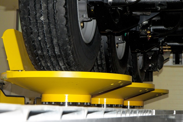 W ośrodku badawczym znajduje się unikatowa w skali kraju oraz druga w Europie stacja do całopojazdowego badania naczep i przyczep. Jest wyposażona w wyspecjalizowane stanowiska pomiarowe i testujące ze sprzętem służącym do badań symulacyjnych, materiałowych oraz do diagnostyki konstrukcji pojazdów. Stanowisko to służy sprawdzaniu i testowaniu nowych rozwiązań konstrukcyjnych przyczep i naczep. Dzięki niemu już na etapie projektowania i prototypowania możliwe jest wykluczenie ewentualnych konstrukcyjnych wad ukrytych i wdrażanie do produkcji trwałych i niezawodnych rozwiązań. W praktyce oznacza to wykluczenie ryzyka powstania jakichkolwiek usterek, nawet przy wieloletniej eksploatacji pojazdów.