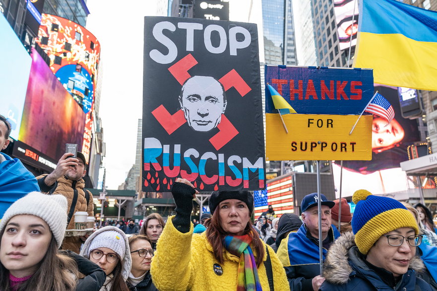 Amerykanie protestujący przeciwko rosyjskiej agresji i wojnie w Ukrainie, Nowy Jork, 7 stycznia 2023 r.