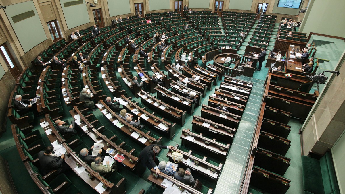 Zachowania zakładów pracy chronionej domagali się ich pracownicy, którzy zorganizowali pikietę przed Sejmem. W poniedziałek sejmowa podkomisja rozpoczęła prace nad projektem ustawy zakładającym ograniczenie dopłat do zatrudnienia niepełnosprawnych.