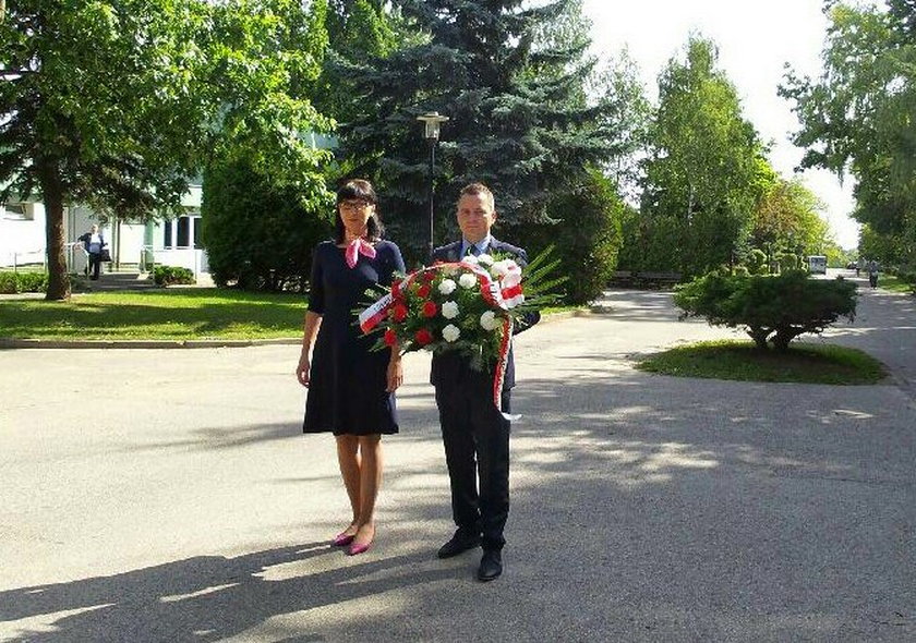 Wojewoda Lubuska Katarzyna Osos składa kwiaty pod pomnikiem stalinizmu