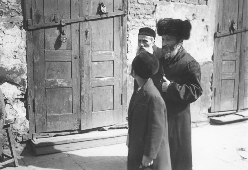 Rabin w drodze do domu modlitwy - bet ha-midraszu w 1926 r.