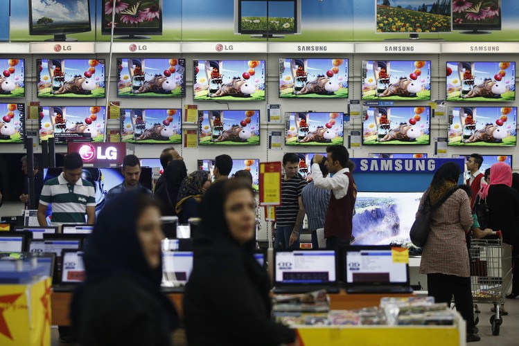 Pomimo sankcji, Irańczykom nie brakowało dostępu do znanych, zachodnich marek. Sklepy elektroniczne były dobrze zaopatrzone w najnowsze modele płaskich telewizorów LG i Samsung. Na zdj. Sklep z elektroniką w centrum handlowym Isfahan City Center w Isfahanie, Iran. 28.08.2015