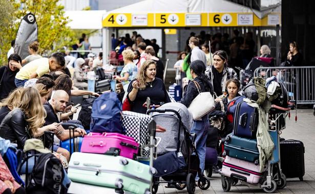 Pasażerowie oczekujący na lotnisku w Rotterdamie