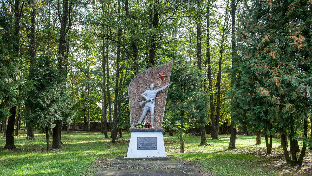 W Dubiczach Cerkiewnych (Podlaskie) zdemontowano dzisiaj pomnik wdzięczności żołnierzom Armii Sowieckiej, poległym w latach 1941-45 na terenie tej gminy. Odsłonięto go w 1985 r. Prace zostały przeprowadzone w związku z zapisami tzw. ustawy dekomunizacyjnej.