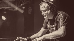 Pogrzeb DJ-a Hazela. Urnę z prochami ozdobiono w niezwykły sposób