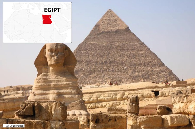 Państwem rządzi de facto wojsko, jednak sytuacja nie jest pewna. Tylko w tym roku miały miejsce dwa ataki terrorystyczne w miejscach masowo odwiedzanych przez turystów. W lutym doszło do serii wybuchów w Kairze (zmarła jedna osoba), zaś 10 czerwca bojownicy zaatakowali posterunek przy świątyni w Karnaku w Luksorze. Najbardziej narażone są osoby podróżujące po Półwyspie Synaj, gdzie aktywna jest organizacja Ansar Bajt al-Makdis (w styczniu zestrzelili wojskowy helikopter). Kurorty, tj. Szarm El-Szejk czy Hurgada, są otoczone    szczególną ochroną. Na razie można je uznać za bezpieczne.