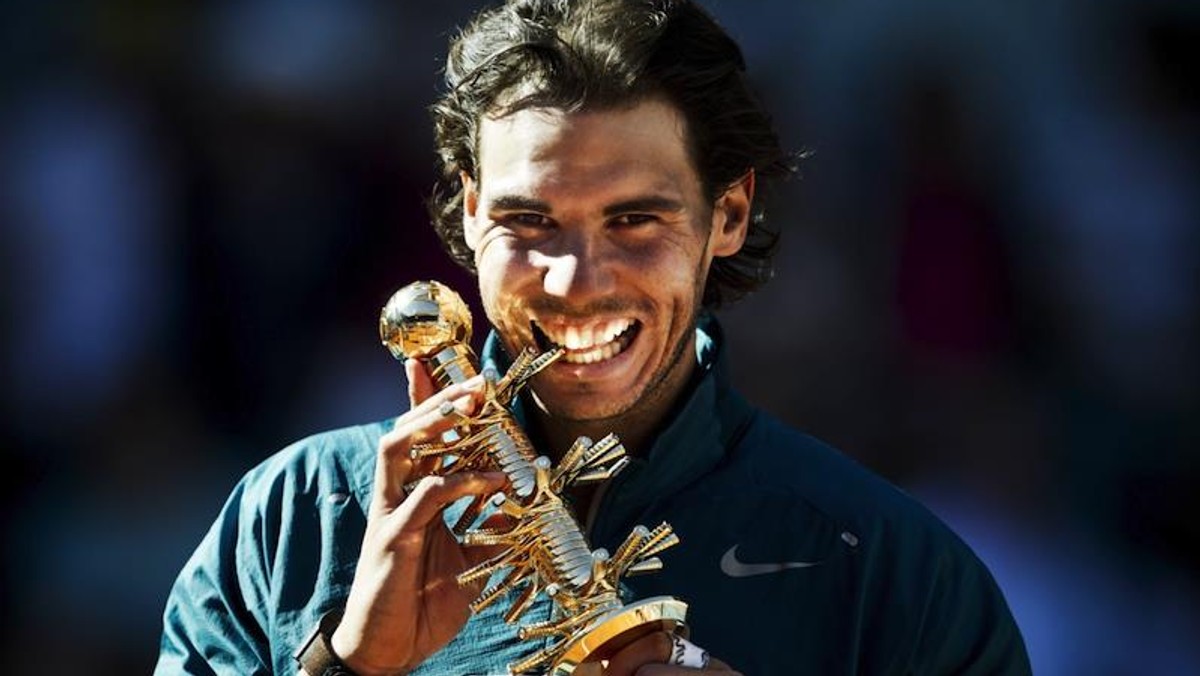 Rafael Nadal z pucharem za zwycięstwo w turnieju ATP w Madrycie