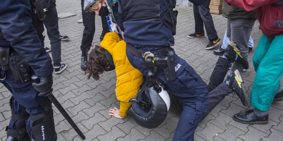 Protesty w Warszawie. 17-latek został zatrzymany przez policję. "Przycisnęli mnie twarzą do ziemi, dusiłem się"