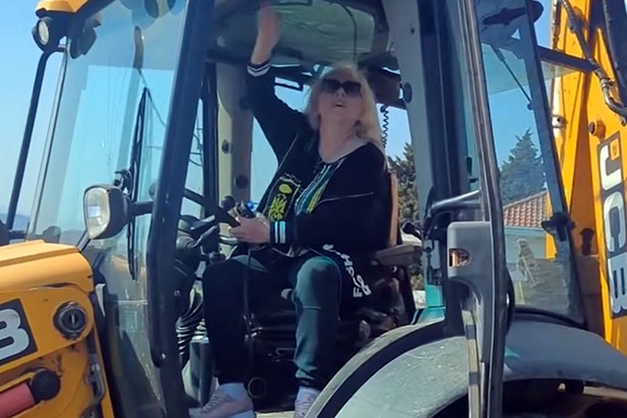 ZORICA MARKOVIĆ ZIDA KUĆU Nakon operacije srca sela na bager: "Završavamo započeto" (Video)