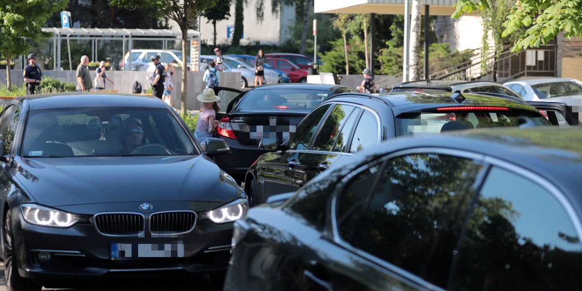 Podwożenie dzieci do szkoły nie wpływa na bezpieczeństwo? Tak sądzą w warszawskim ZDM.