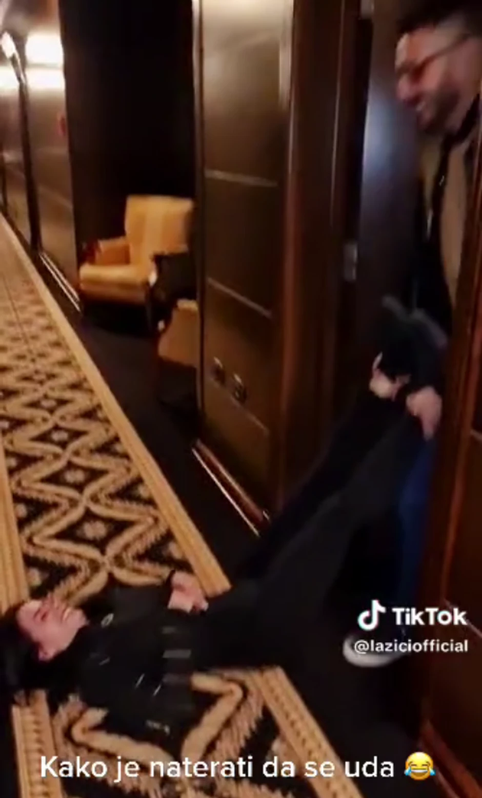 Darko Lazićvukao Kaću po podu