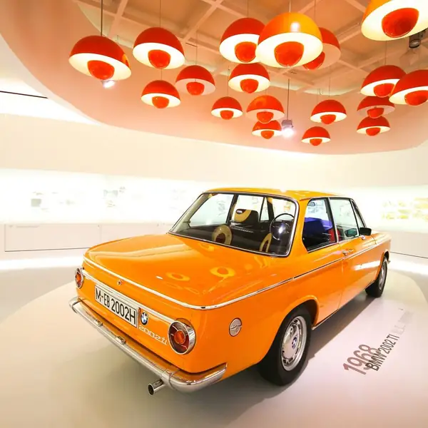 BMW 2002 w muzeum BMW Welt w Monachium