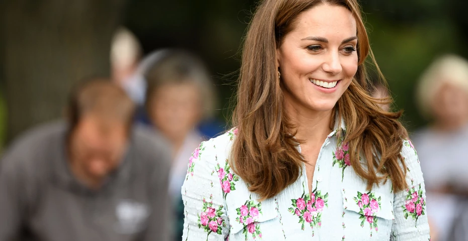 Kate Middleton w burgundowej sukience z golfem. Gdzie szukać podobnych modeli w stylu księżnej?