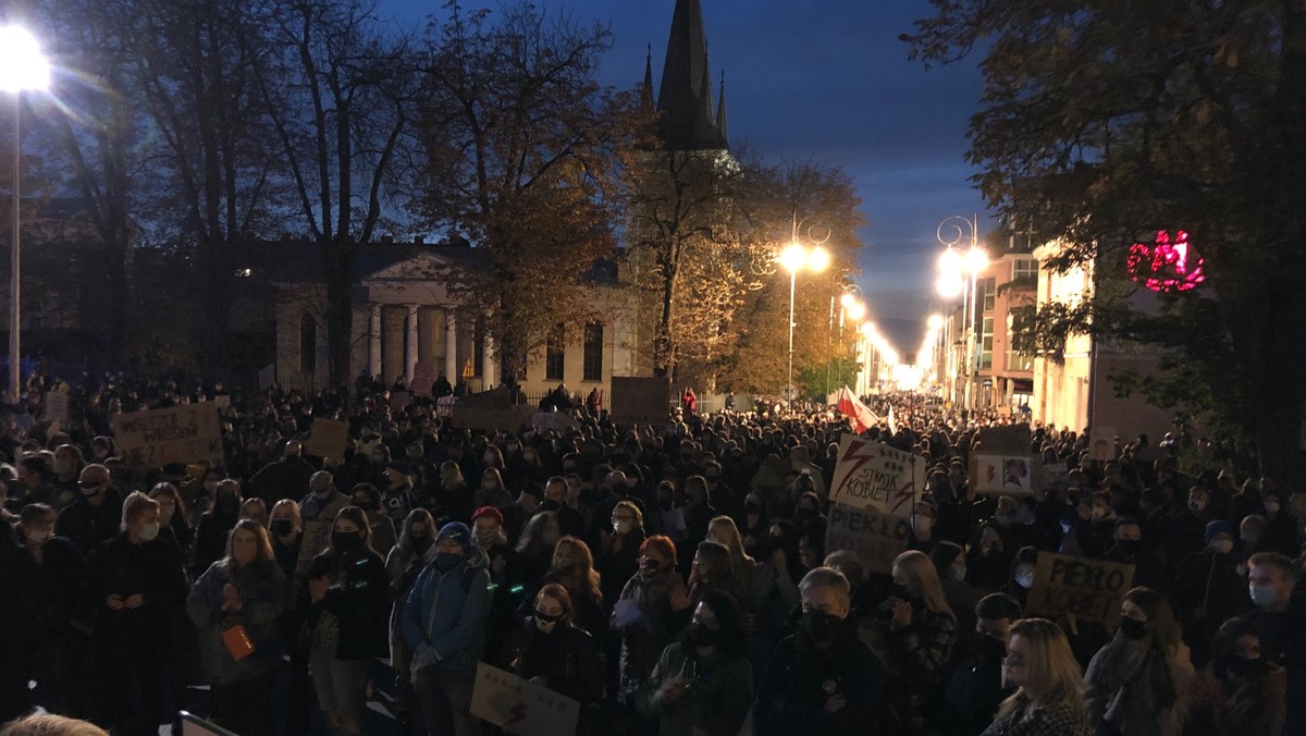 Strajk kobiet. Mocne słowa kieleckiego biskupa do protestujących