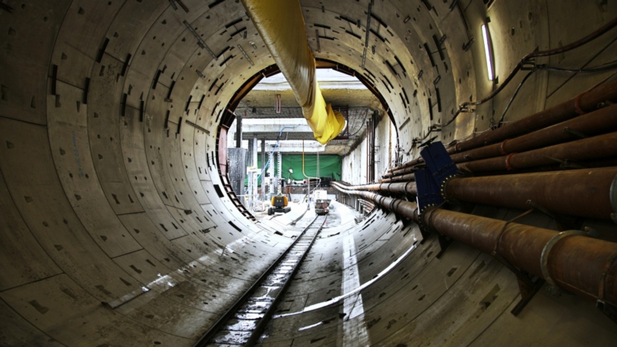 Damroka dzielnie posuwa się naprzód - maszyna TBM, która ma wydrążyć tunel pod Martwą Wisłą w Gdańsku, znajduje się już pod ziemią. Przez półtora miesiąca wywierciła około stumetrowy tunel. Przy okazji była już konserwowana i zaliczyła mały przestój.