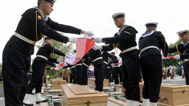Gdynia: pochowano dziewięciu marynarzy - ofiar zbrodni komunistycznych
