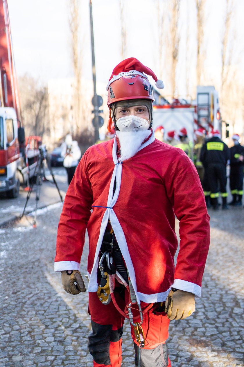 Mikołaje zjechali na linach po ścianie szpitala